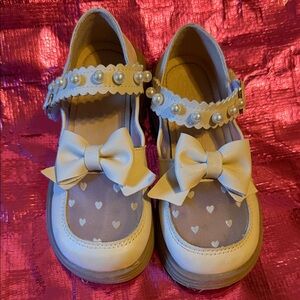 Charming Cream Kids Shoes with Bow and Pearl Details